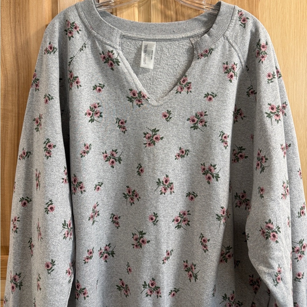 Urban Rebel Cozy Heather Gray Notched V-Neck Sweatshirt Pink Floral Print Sz L - Picture 2 of 9